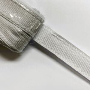 Borduurband Wit Katoen van 30mm breed. 25 meter op kaart.