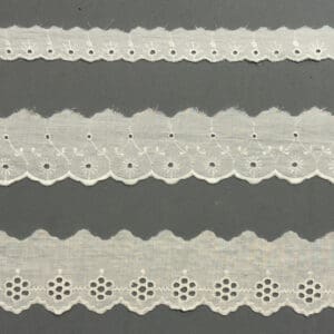 Katoenen Broderie Kant Offwhite van 20mm en 45mm breed.